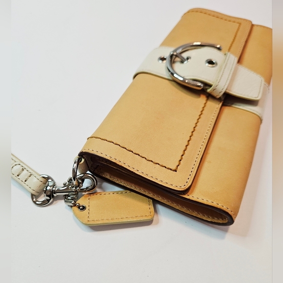 Coach Hampton Leather Beige White Wristlet Clutch Buckle Logo Charm 6694 - Picture 5 of 11